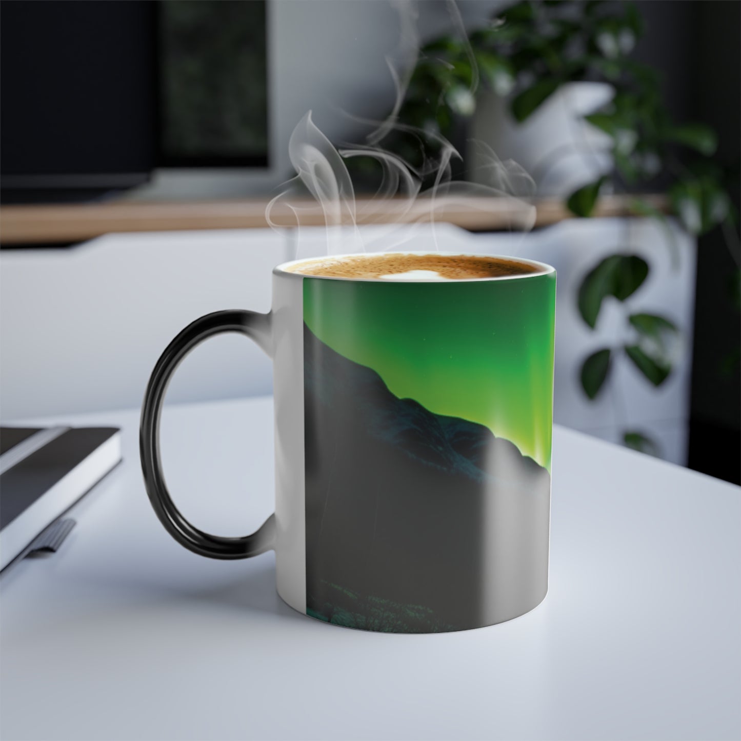 Mug of northern lights, color-changing mug, aurora borealis mug, magical mug, heat-reactive design, perfect northern lights gift.